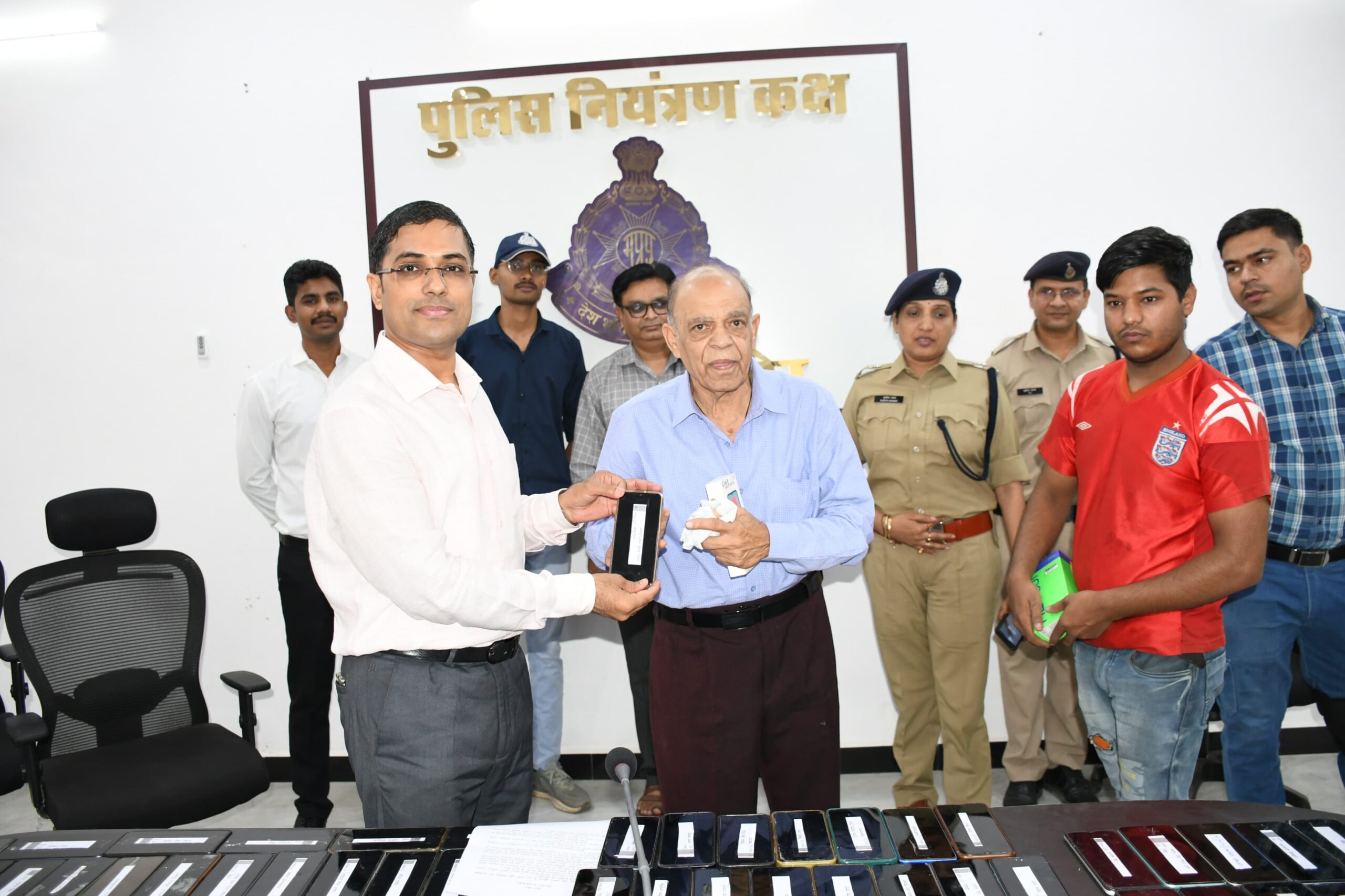 सायबर सेल सीहोर पुलिस ने गुम हुये 150 स्मॉर्ट मोबाईल को तकनीकी सहायता से खोजकर, मोबाइल के मालिकों को किया सुपुर्द