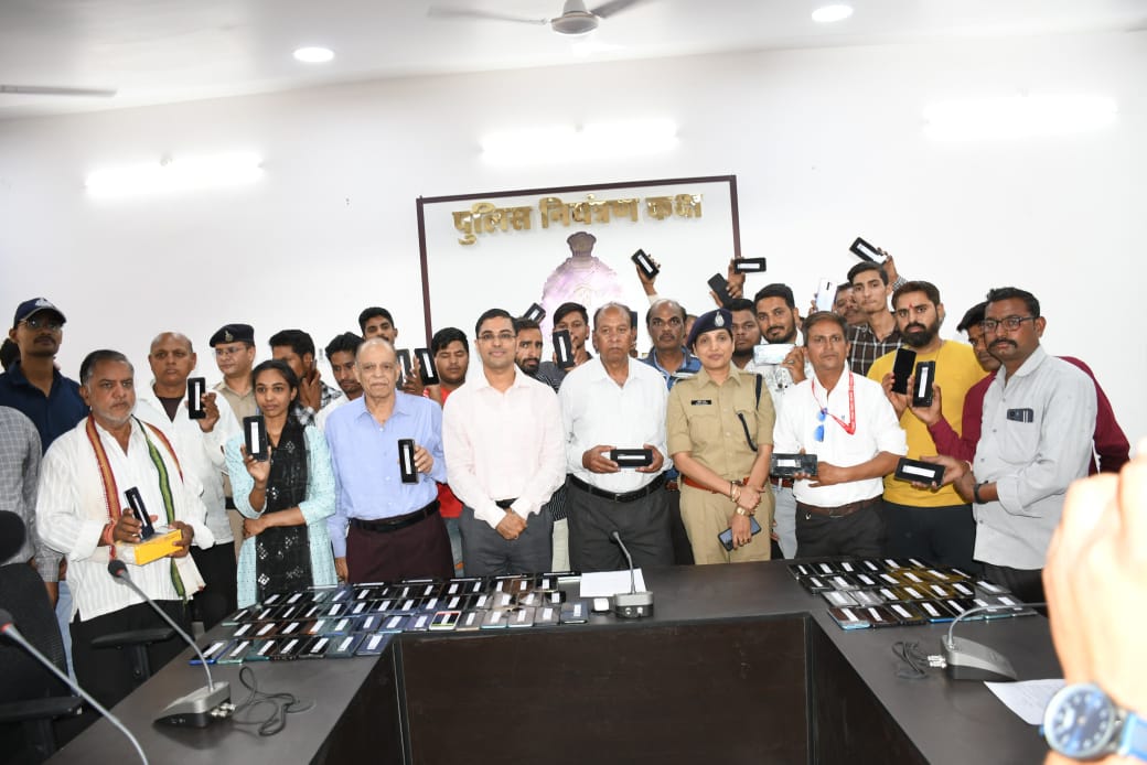 सायबर सेल सीहोर पुलिस ने गुम हुये 150 स्मॉर्ट मोबाईल को तकनीकी सहायता से खोजकर, मोबाइल के मालिकों को किया सुपुर्द