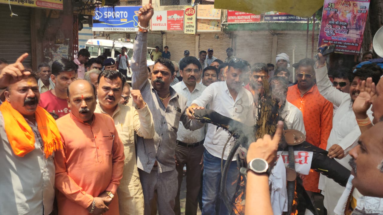 आतंकवादियों के खिलाफ व्यापार महासंघ ने नगर बंद कर किया विरोध प्रदर्शन